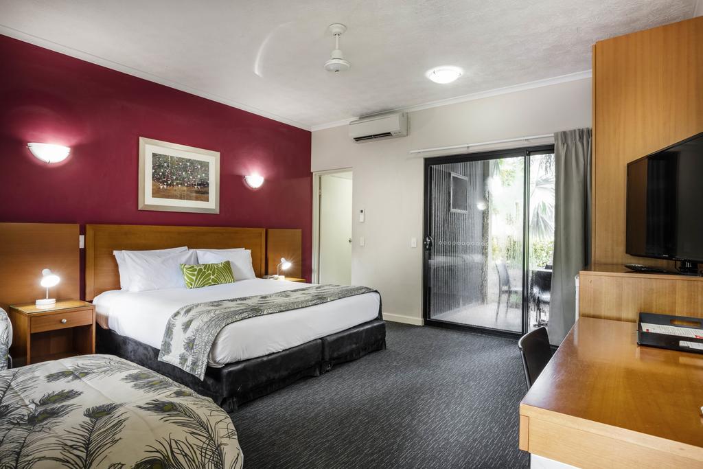 Family Room with One King Bed and Two Single Beds,215892116:JPEG